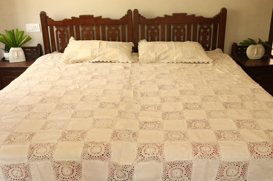 Beige Crochet Bedcovers +2 pillow covers