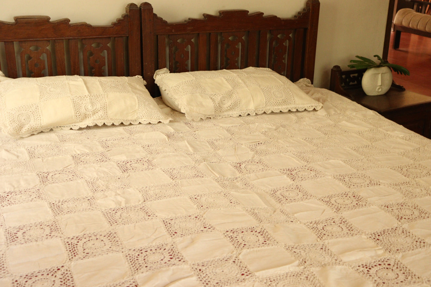 Beige Crochet Bedcovers +2 pillow covers