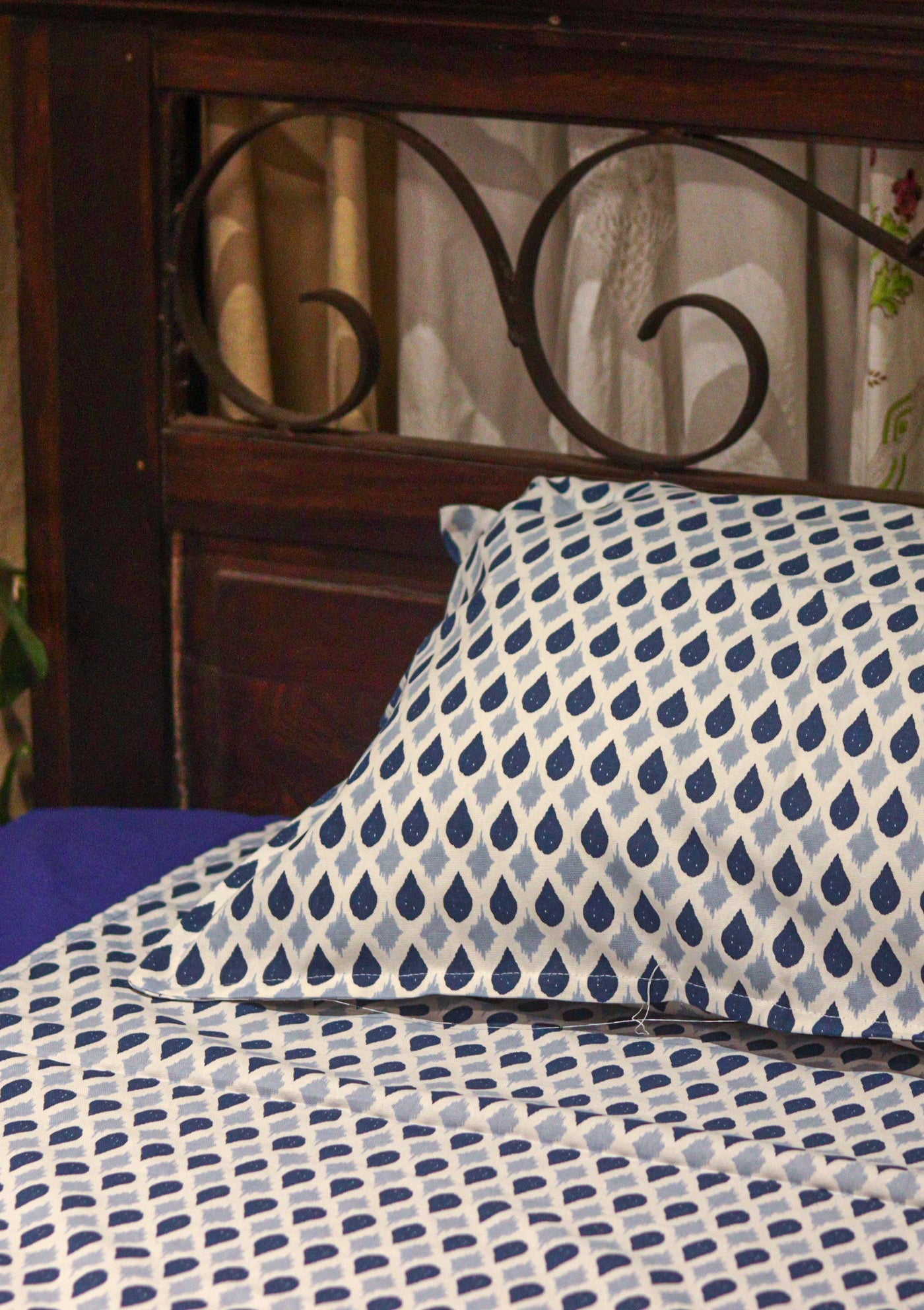 Cotton Handloom Sheets with Plain Borders +2 pillow covers