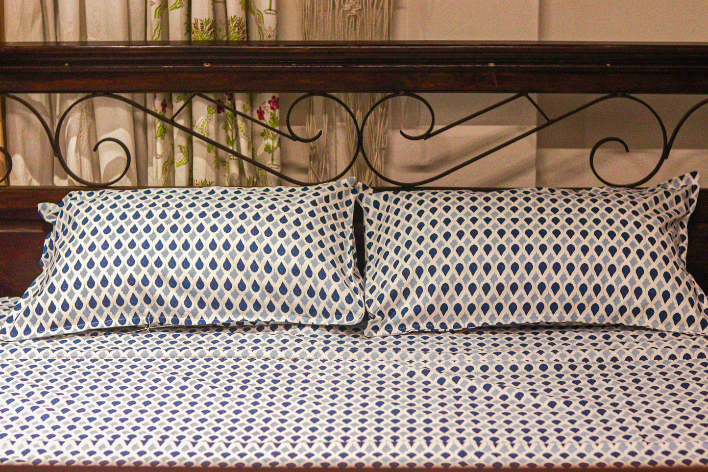 Cotton Handloom Sheets with Plain Borders +2 pillow covers