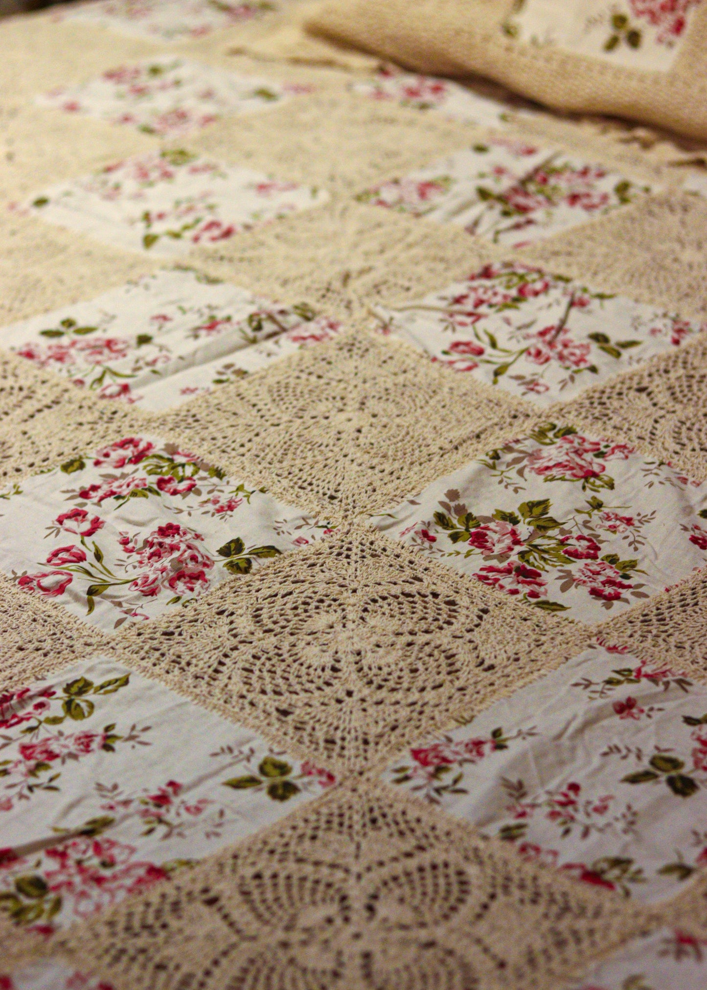 Floral Crochet Bedcover +2 pillow covers