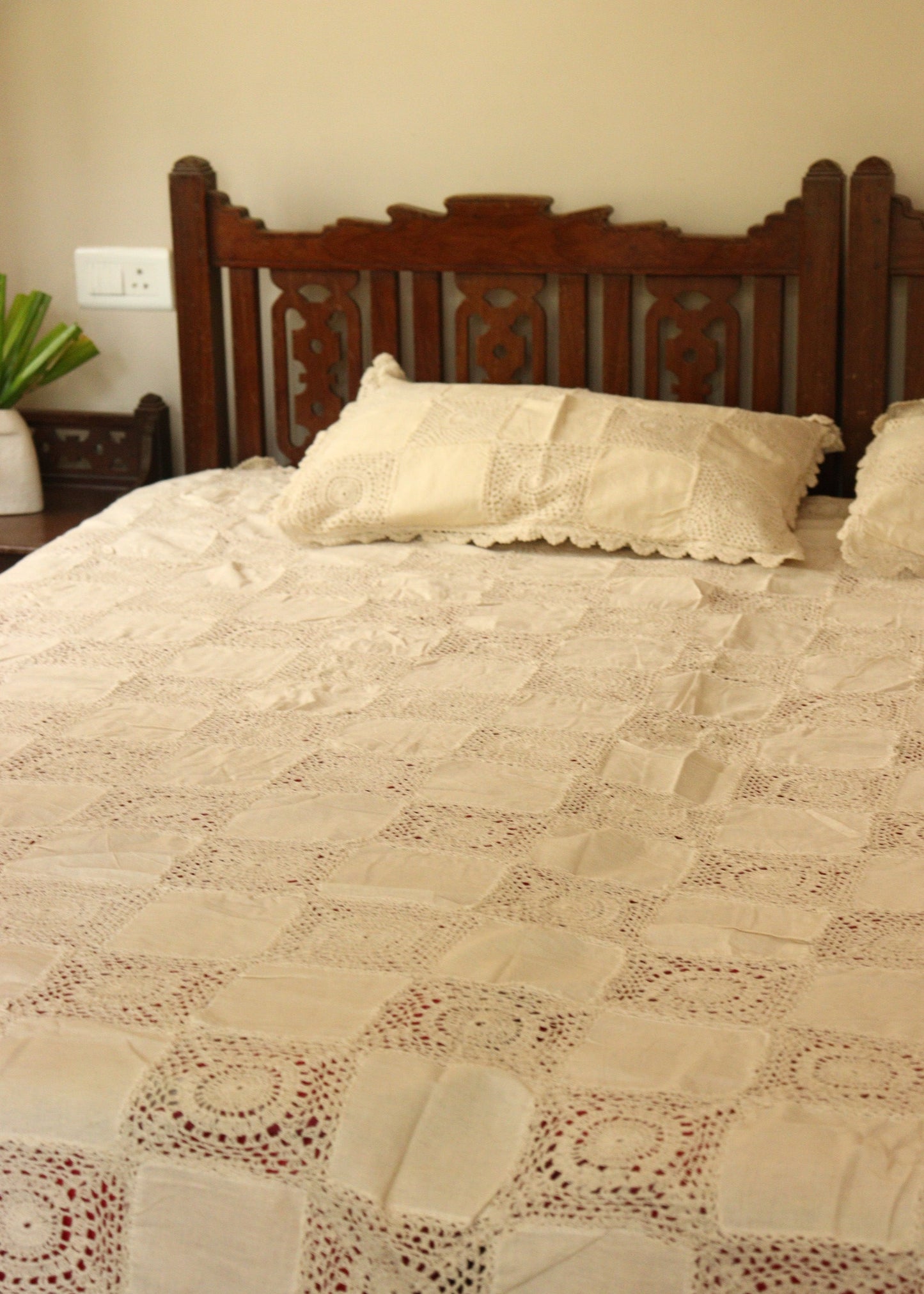 Beige Crochet Bedcovers +2 pillow covers