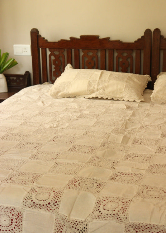 Beige Crochet Bedcovers +2 pillow covers
