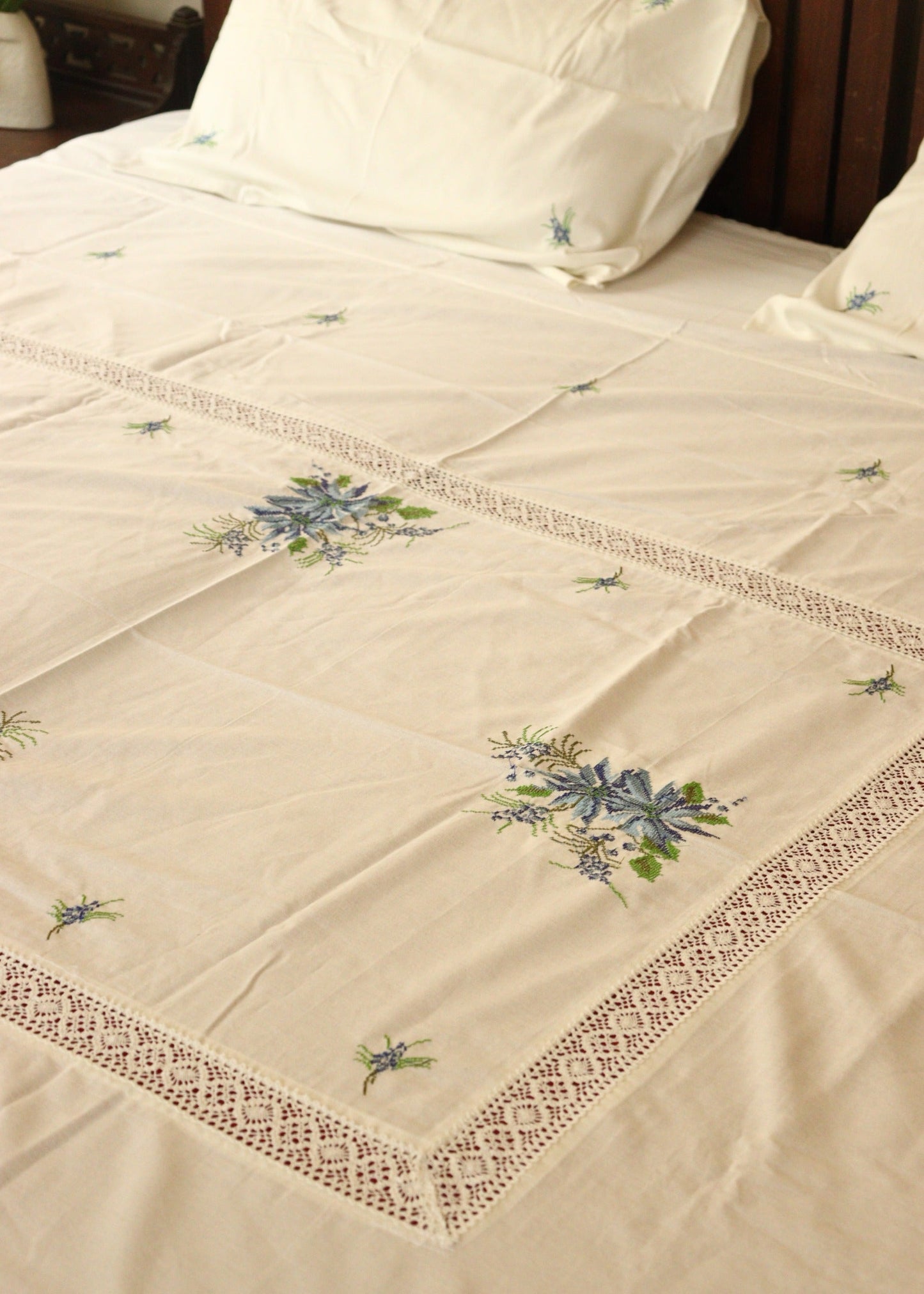 Cross Stitch Embroidery Bedsheets +2 pillow covers